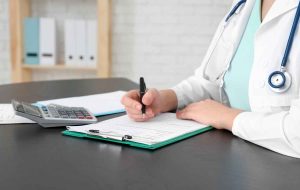 הגנה על המרפאה הרפואית שלך: התפקיד החיוני של ביטוח אחריות מקצועית